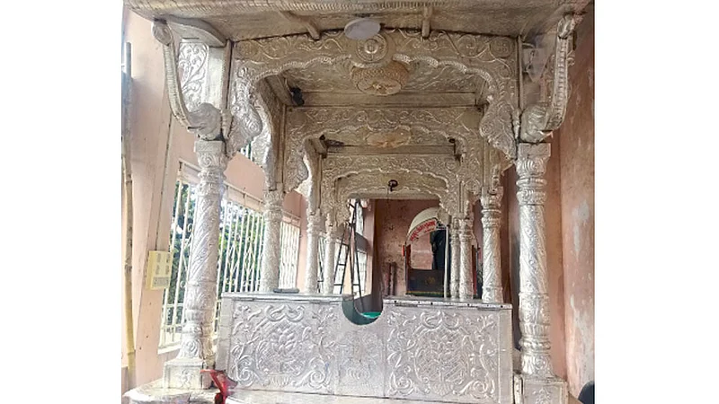 देहू - पालखी सोहळ्यातील चांदीच्या रथाला झळाळी देण्यात आली असून सीसीटीव्ही कॅमेरे बसविण्याचे काम पूर्ण झाले.