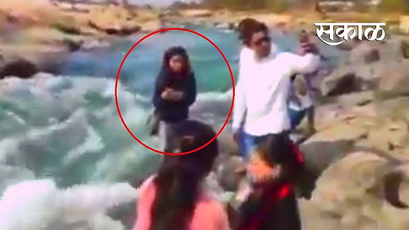 women fall down in river during cclick selfie