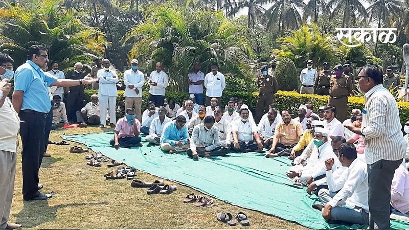 Raju Shetty sits in front of Rajarambapu factory; Direct challenge to Jayant patil, agitation for FRP}