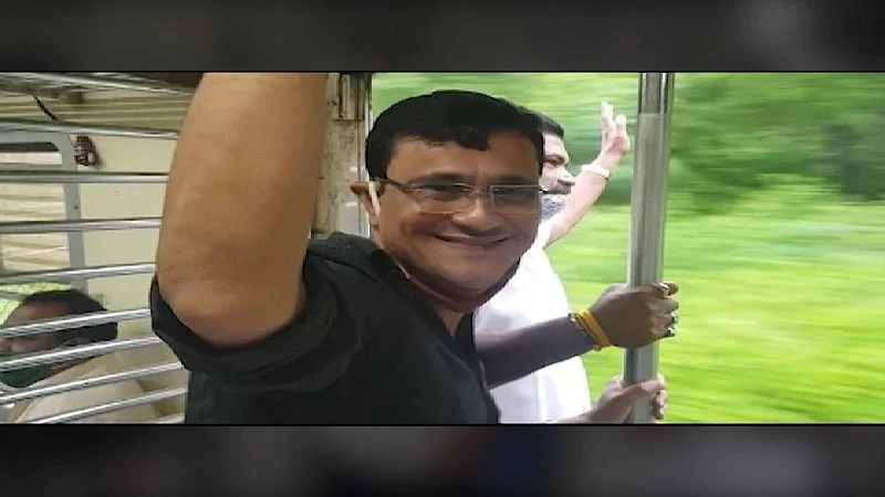 मनसेच्या सविनय आंदोलनाला सुरुवात, संदीप देशपांडेंचा लोकल प्रवास, अविनाश जाधव ताब्यात