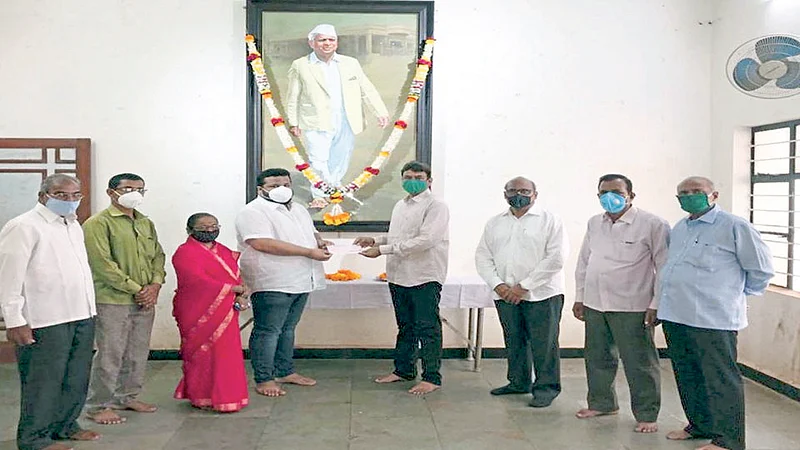 सह्याद्री कोविड सेंटरला 300 पीपीई किट; 'पी. डी. पाटील' संस्थेतर्फे लाखाचा धनादेश