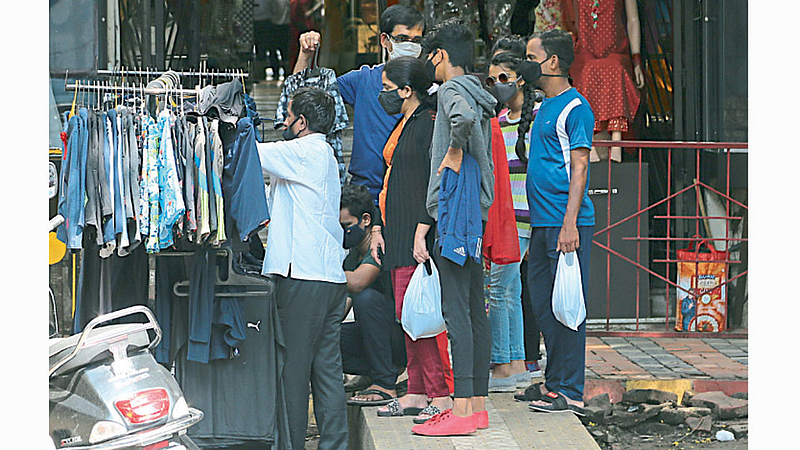 कॅम्प - खरेदीच्या नादात उडणारा सोशल डिस्टन्सिंगचा बोजवारा सर्रास दिसत आहे.