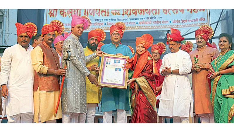 कसबा पेठ - श्री कसबा गणपती (चौक) शिवजयंती उत्सव मंडळाच्या वतीने शिवजयंतीनिमित्त अभिनेत्री सोनाली कुलकर्णी यांना ‘स्त्रीशक्ती’ पुरस्काराने गौरविण्यात आले.