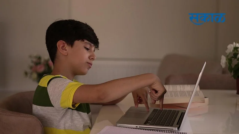 Students Want go school no online education}