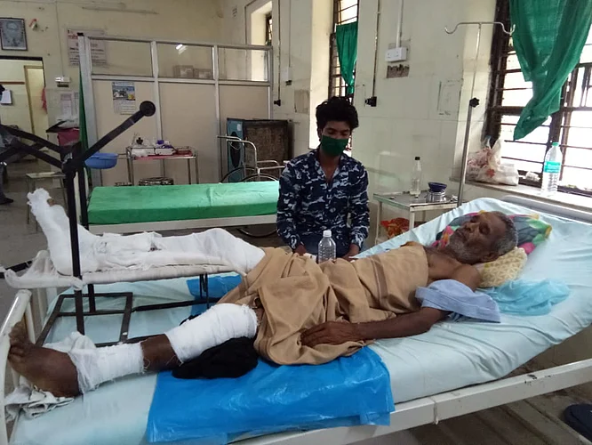 Old man lost both legs in accident, have mo money for treatment