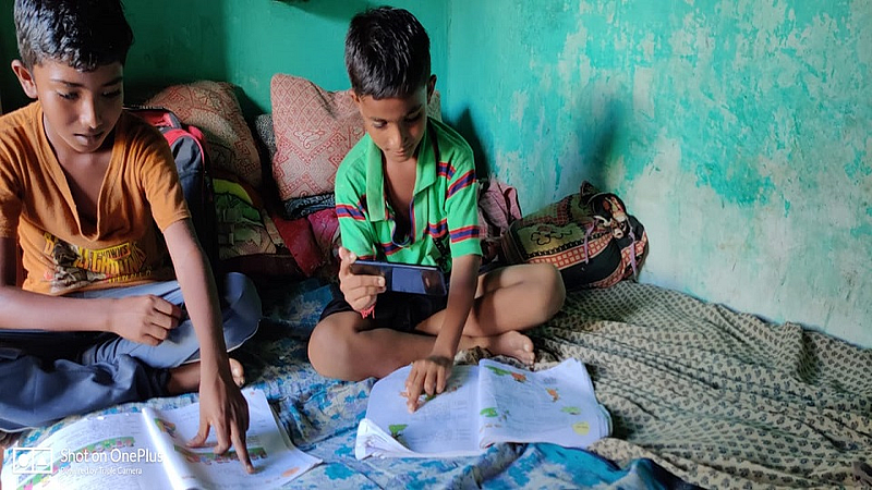 The children of sugarcane workers form junnar are also in the stream of online education