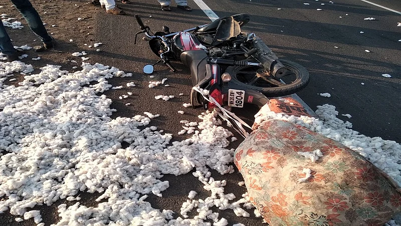 Two persons were seriously injured in a two-wheeler collision in front of a petrol pump near Murma Fateh on Aurangabad-Solapur National Highway. 2.jpg