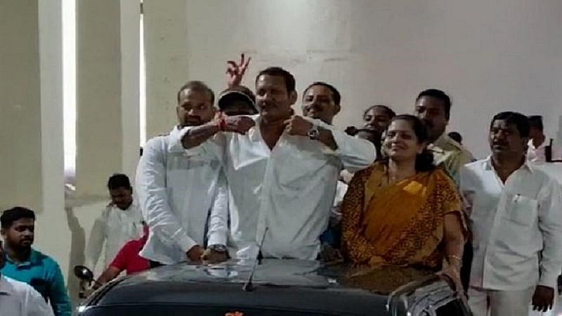 उदयनराजेंचा सिंघम स्टाईल अंदाज; 'अभी के अभी' म्हणत उडवली पुन्हा काॅलर