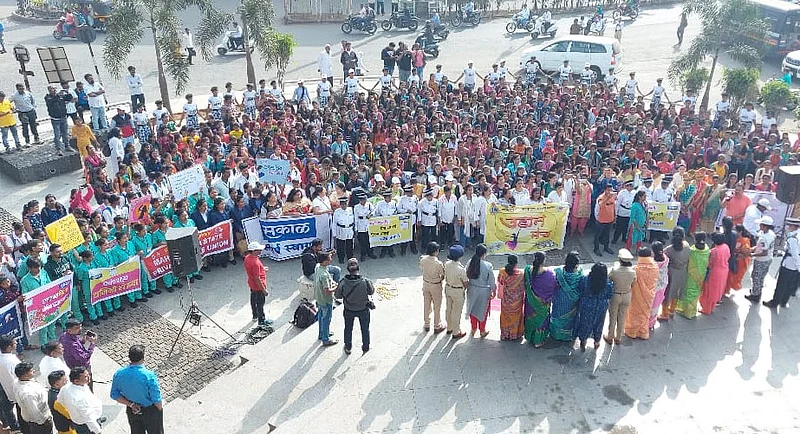 nirbhya human chain rally recognized by sakal media in kolhapur