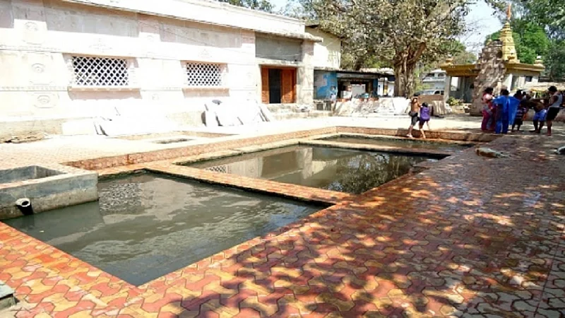 महाराष्ट्रातील 'या' जिल्ह्यांमध्ये आहेत गरम पाण्यचें झरे...
