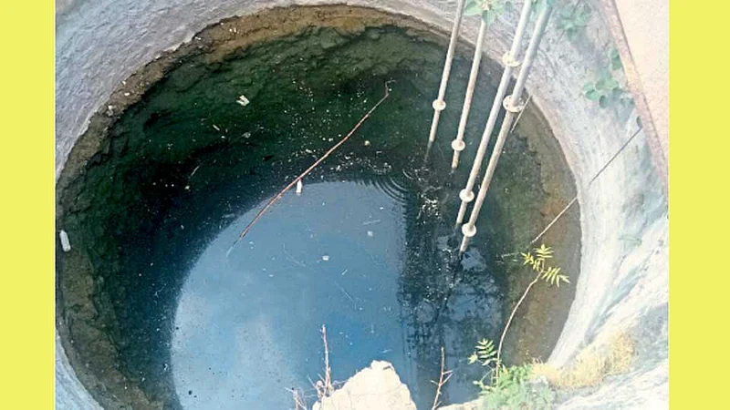 परिंचे (ता. पुरंदर) - जलसंधारणाच्या कामामुळे गावाला पाणीपुरवठा करणारी विहीर निम्म्याहून अधिक भरली असून तिचे ताजे छायाचित्र.