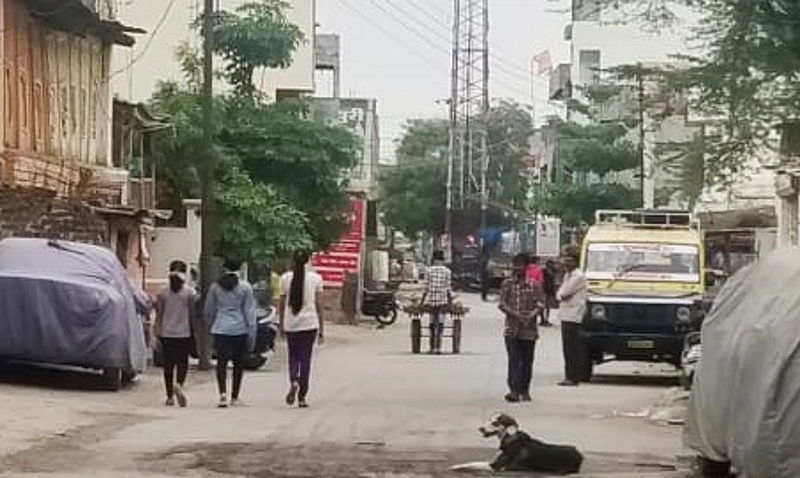 बदनापूर : शहरात संचारबंदी काळात भटकंती करणारे नागरिक.