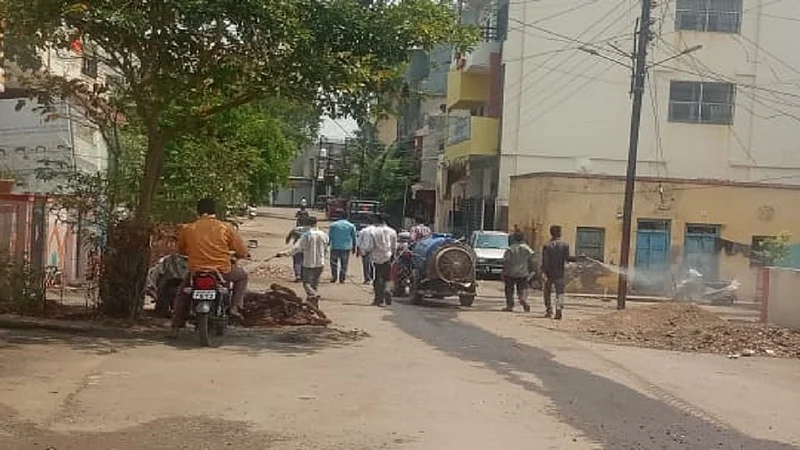 अंबड : शहरात पालिकेच्या वतीने फवारणी करताना.