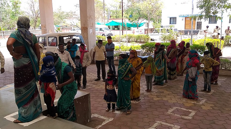 जालना : जिल्हा सामान्य रुग्णालयात तपासणी रांगेत उभे ऊसतोड कामगार.