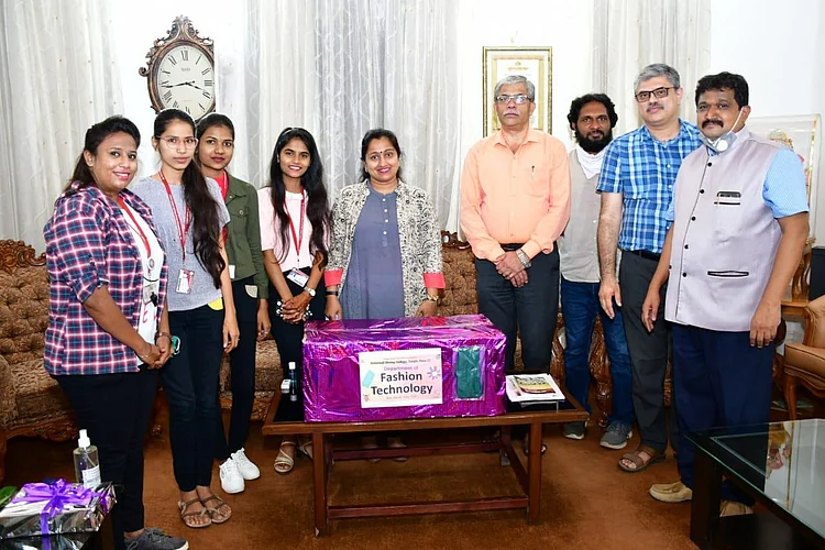 जुनी सांगवीतील घोलप महाविद्यालयाने विद्यापीठाला केली 'ही' मदत