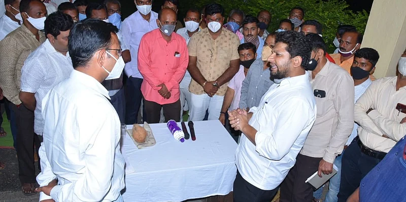 Dr. Vikhe Patil told the shopkeepers of Karjat no tension