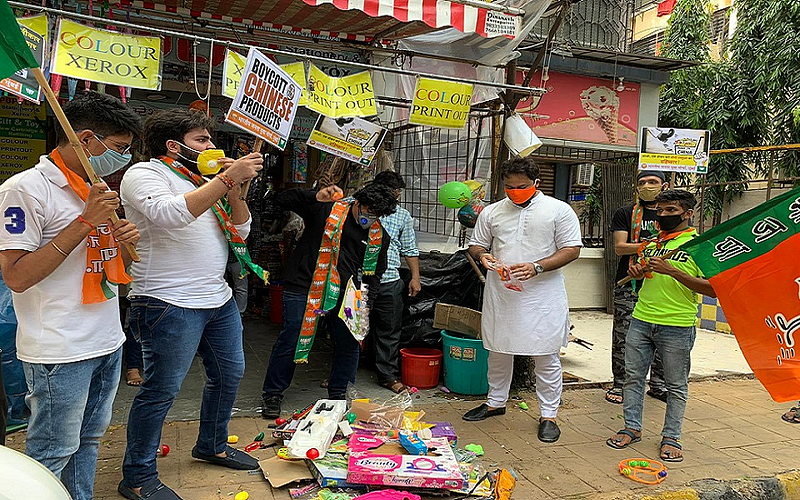 चिनी वस्तूंची तोडफोड; मुंबईत आंदोलन