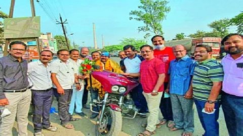 डॉ. पिंपळे सायकल टुव्हीलर रायडर.jpg