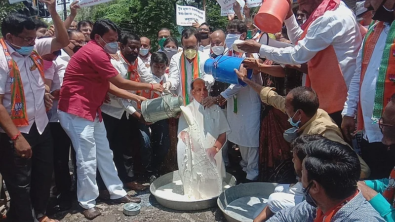 दूध दरवाढ आंदोलन ११ .jpg