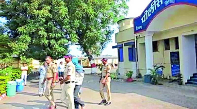 गोंडपिपरी : आरोपीला न्यायालयात नेताना पोलिस कर्मचारी.
