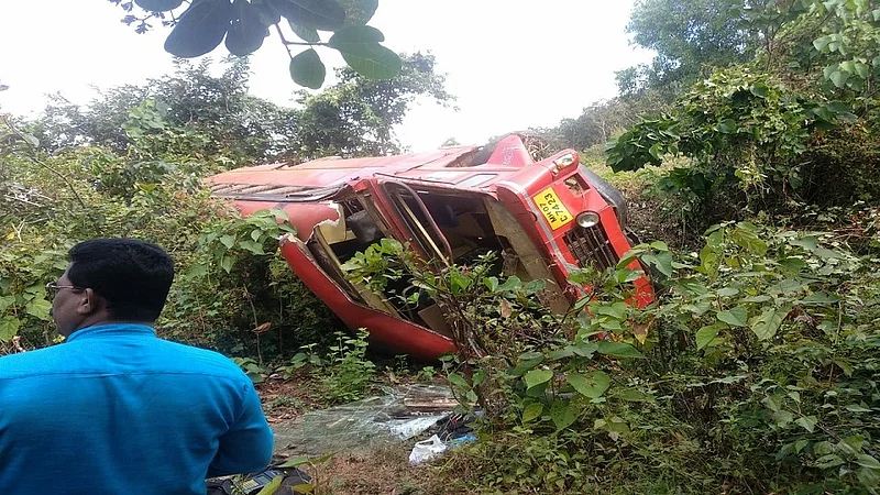 s t bus accident Gharpi Ghat sindhudurg