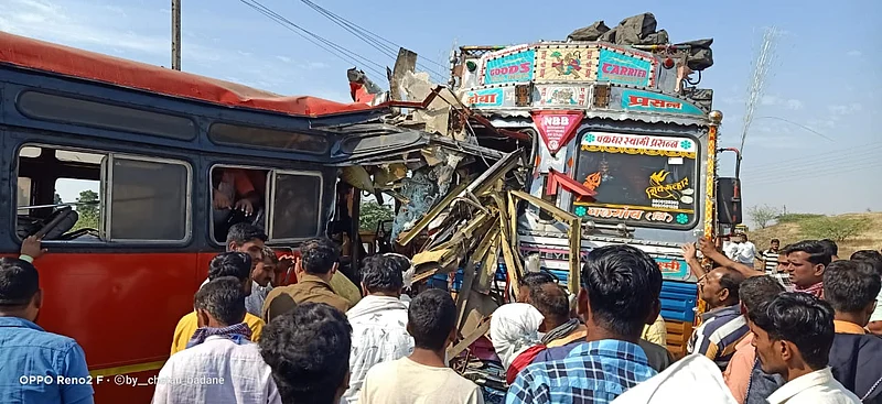 जैताणे येथे बस-ट्रकचा भीषण अपघात; एक ठार, 29 प्रवासी जखमी