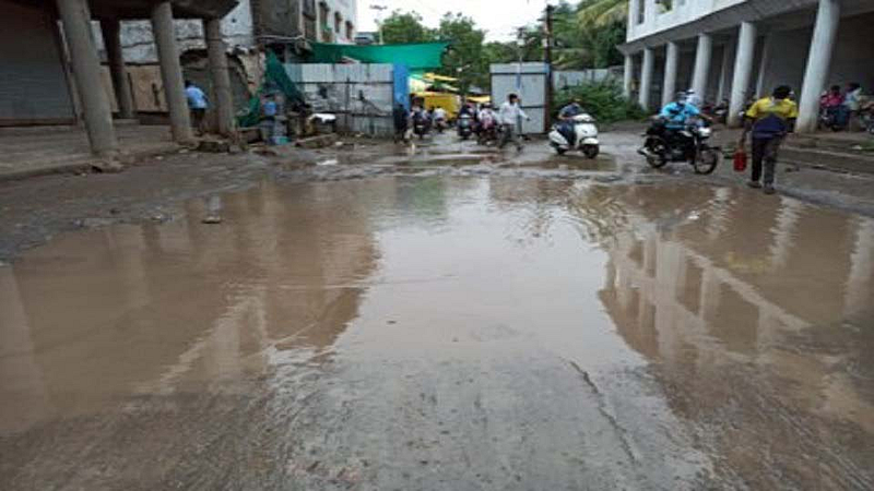 agitation against bad roads in the yeola city nashik marathi news