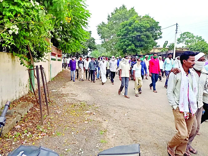 बाजारगावःगावच्या सुनांच्या अंत्ययात्रेत सहभागी झालेले ग्रामस्थ.