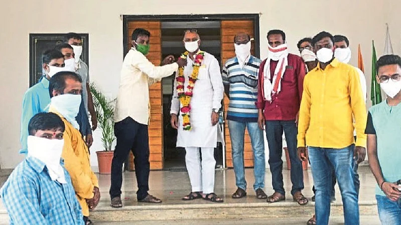 भोकरदन: गाळेधारकांचे भाडेमाफ केल्याबद्दल राजाभाऊ देशमुख यांचा सत्कार करताना व्यापारी