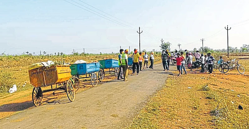 लाखांदूर : जिरोबा वस्तीतील नागरिकांनी अडविलेल्या घंटागाड्या.