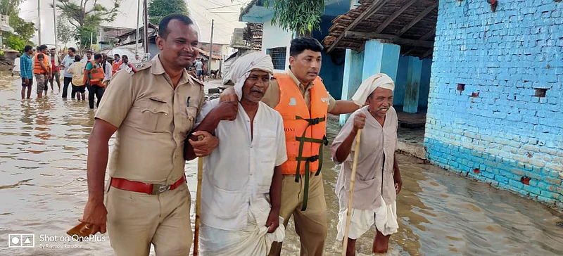 Police help flood victims in Bhandara