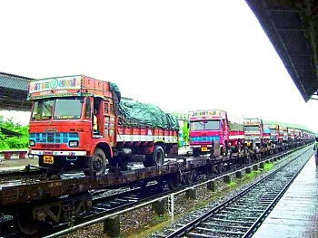 लॉकडाउनमध्ये रेल्वेने बदलला उत्पन्नाचा ‘ट्रॅक’ !