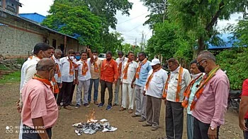 वाढीव बिलांच्या विरोधात भाजप आक्रमक...लाईट बिलांची केली होळी !