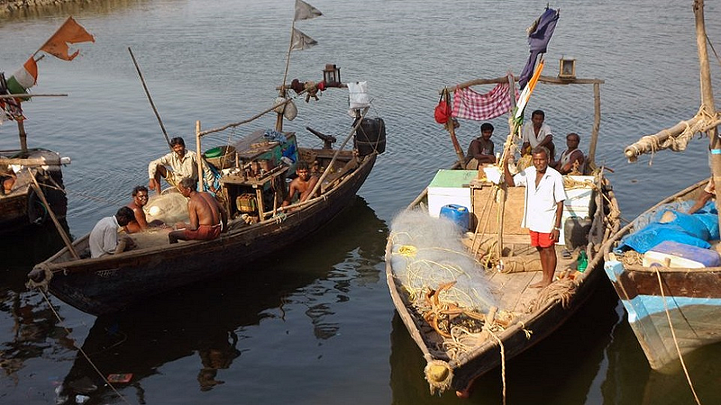 small fisherman face problem in fishing due to change in atmosphere in ratnagiri