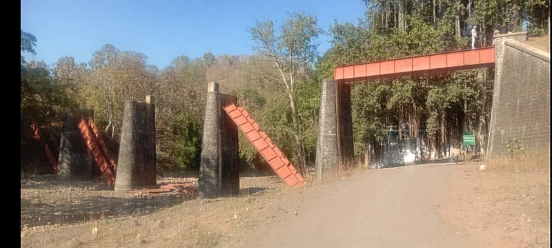 Akola Marathi News Railway from Melghat to judge whether the dispute started from outside, Satpuda mountain bridge collapsed without order.