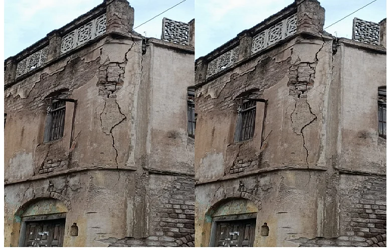 Fear does not end here! akola buldna Dilapidated buildings are fatal