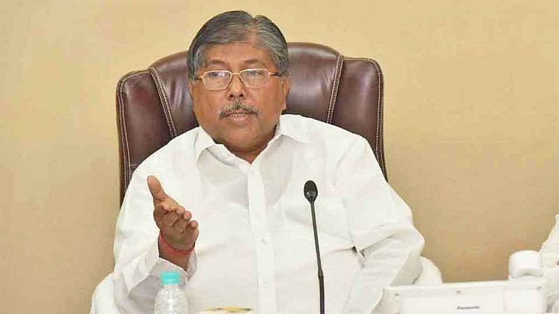 Vidhan Sabha 2019 : एका लुगड्याने बाई म्हातारी होत नाही; चंद्रकातदादांचा खासदार मंडलिकांना इशारा