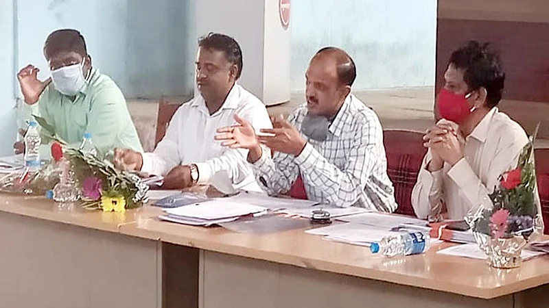 माणमध्ये नळजोडणी उद्दिष्ट 100 टक्के पूर्ण करा; संतोष धोत्रेंच्या अधिकाऱ्यांना सूचना