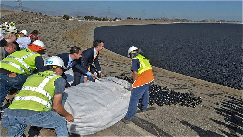 96 million plastic shade balls dumped into the la reservoir