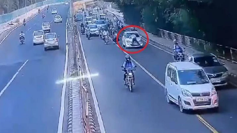 delhi police dragged.