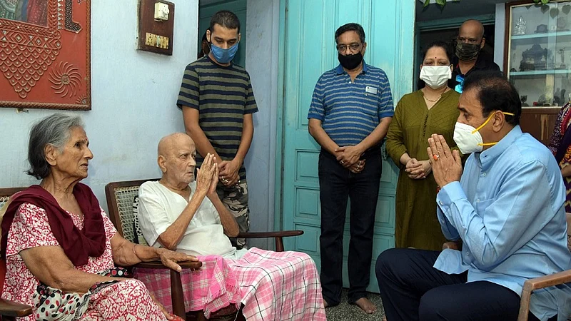 home minister anil deshmukh visited pilot deepak sathes home in nagpur