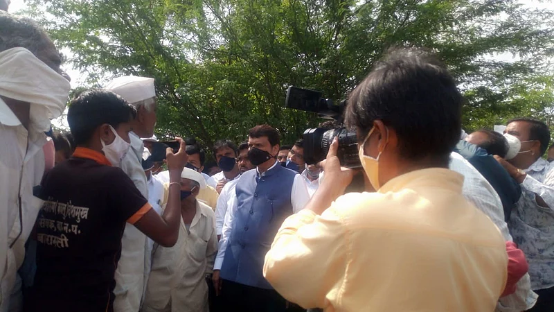 बाधित झालेल्या शेतकऱ्यांना सरकारने तातडीने मदत करावी : फडवणीस