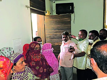 स्थायी समितीच्या सभेत पाणीप्रश्न सोडविण्यासाठी महिला थेट सभागृहात