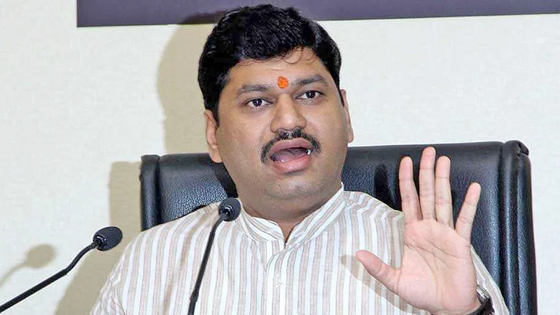 सत्तास्थापनेच्या नाट्याला कलाटणी, धनंजय मुंडे शरद पवारांकडे परतले