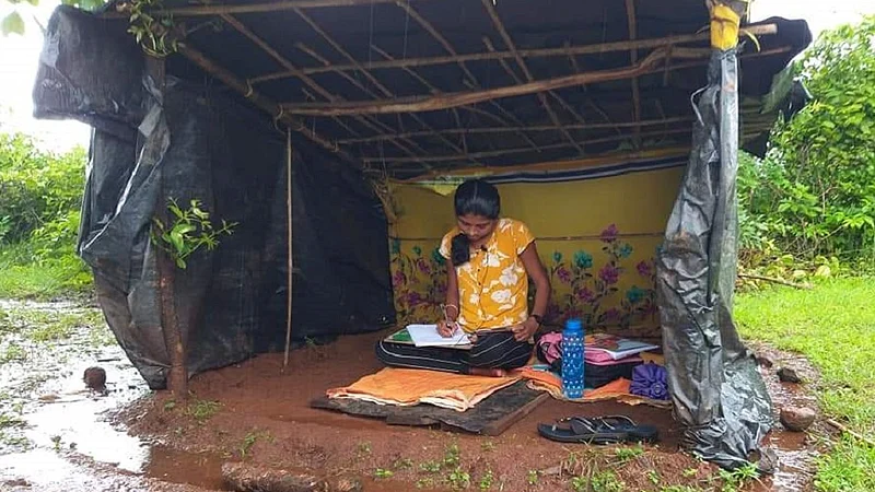 story of swapnali who girl study in forest due to internet but various organisations help her in kokan