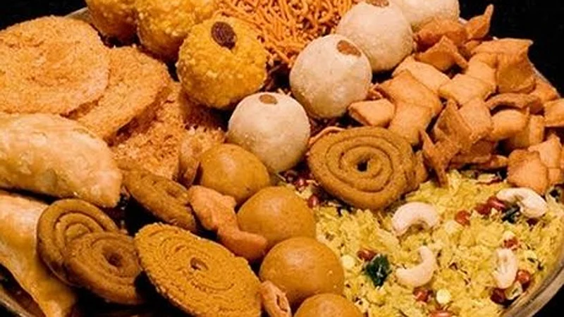 दिवाळीत भरपूर फराळ खा, तरीही राहा फिट!