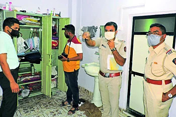 बंगल्यातील सीसीटीव्हीची आधी दिशा बदलली; नंतर चोरांनी डाव साधला !