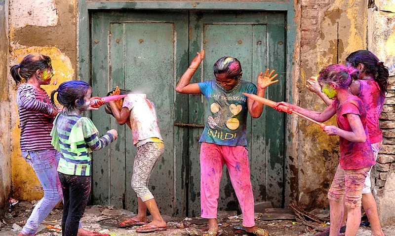 #Holi2020 : या होळीत 'अशी' घ्या लहानग्यांची काळजी...