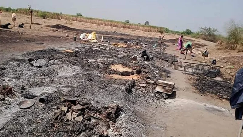 शिरूर : शिरसगाव काटा येथील शेतमजूरांच्या झोपड्या आगीत खाक