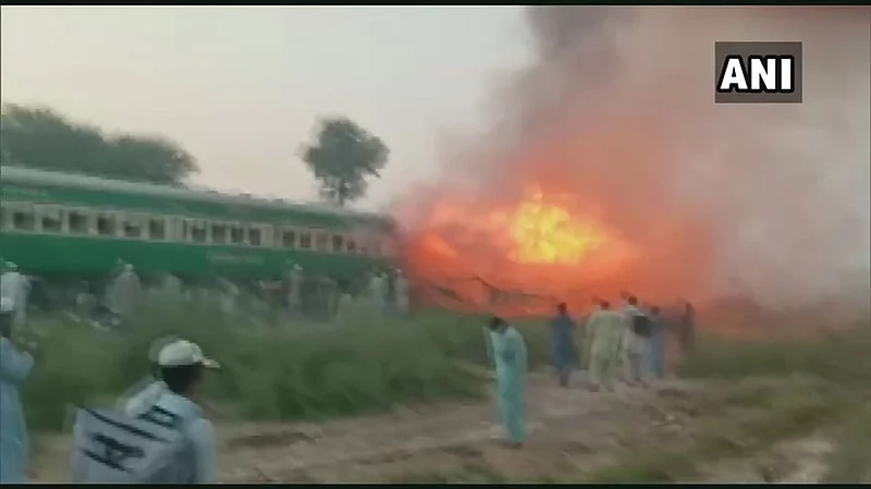 fire at Karachi Rawalpindi Tezgam express train today at Pakistan 65 dies